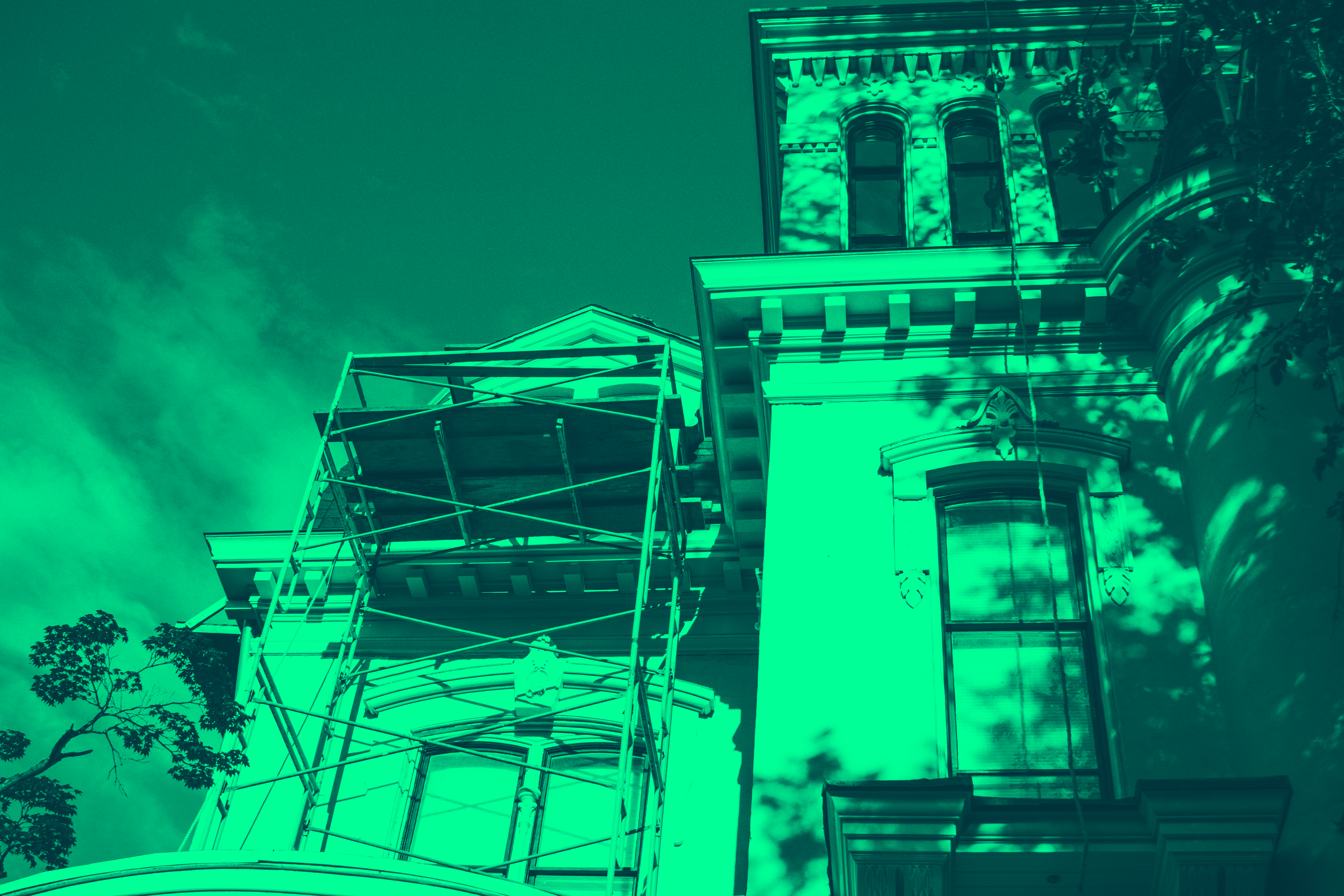 Auf dem Bild ist ein altes Gebäude, das renoviert wird. 